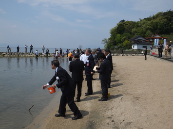 委員も放流に参加。島根県環境生活部長フルスイングです。