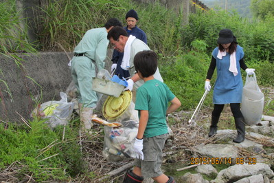 子どもさんが熱心にゴミ拾い（玉湯）