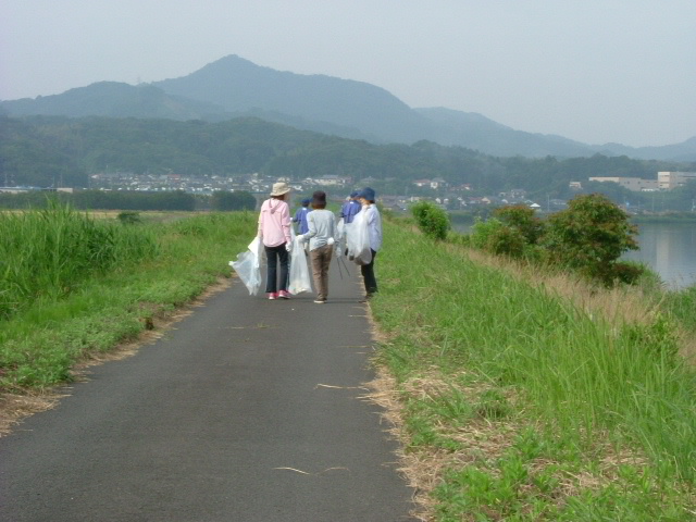 ゴミを拾いながら歩く（宍道）