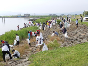 たくさんの人（平田湖岸）