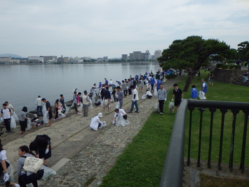 湖岸に沿ってゴミ拾い（白潟）