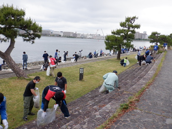 一斉清掃の様子（白潟公園）