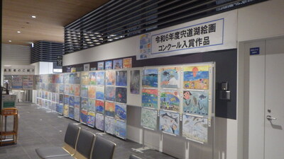 環境フェスティバルでの宍道湖絵画コンクール応募作品の展示の様子