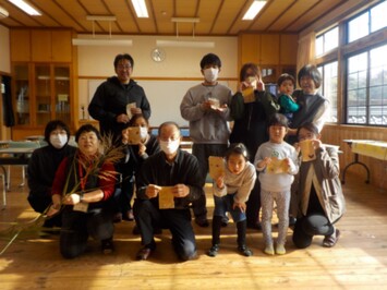 ヨシ紙すき体験参加者の皆様の集合写真