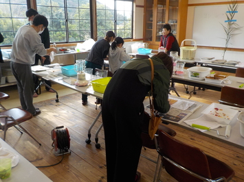 紙すき体験の様子
