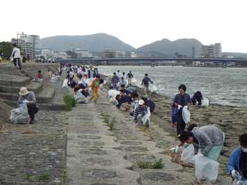 千鳥公園側の清掃の様子です