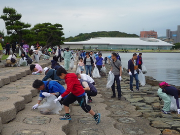 白潟公園での清掃の様子です