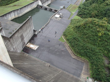 ダムの上から下をみた写真