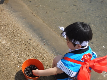 小さなお手手で、少しずつ放流しました