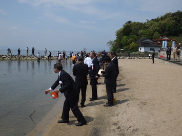 委員も放流に参加。島根県環境生活部長フルスイングです。